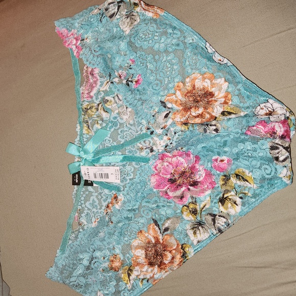 Intimate - Picture 4 of 5